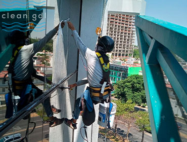 Limpieza de fachadas, pisos de concreto y estacionamientos